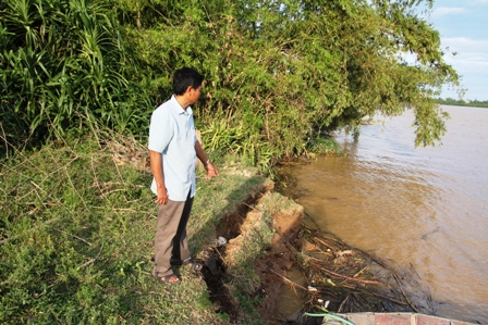 Bờ[-]kè[-]đầu[-]xóm[-]Hòa[-]Lam[-]đã[-]bị[-]nước[-]cuốn[-]trôi