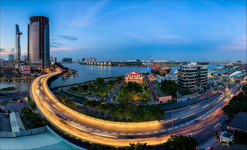 Miền[-]Trung[-]duy[-]trì[-]nắng[-]nóng,[-]vùng[-]núi[-]phía[-]Bắc[-]mưa[-]dông[-]kèm[-]nguy[-]cơ[-]sạt[-]lở[-]đất[-]