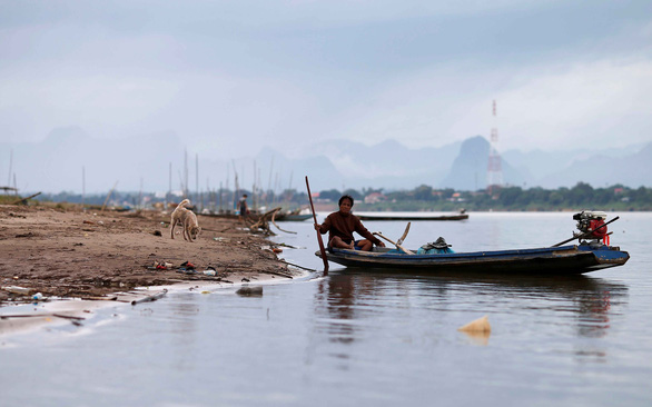 Rùng[-]mình[-]nhìn[-]sông[-]Mekong[-]cạn[-]nước