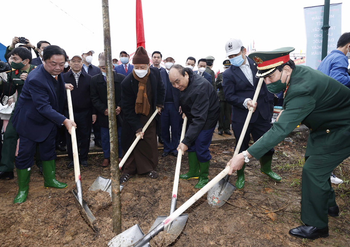 Chủ[-]tịch[-]nước[-]Nguyễn[-]Xuân[-]Phúc[-]phát[-]động[-]Tết[-]Trồng[-]cây[-]tại[-]Khu[-]di[-]tích[-]lịch[-]sử[-]Đền[-]Hùng