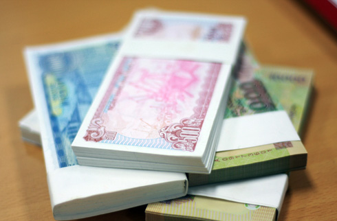 Cho[-]rằng[-]tiền[-]cotton[-]500[-]đồng[-]vẫn[-]còn[-]nhiều[-]trong[-]kho,[-]Ngân[-]hàng[-]Nhà[-]nước[-]dự[-]kiến[-]không[-]phát[-]hành[-]thêm[-]trong[-]dịp[-]Tết[-]Quý[-]Tị[-]2013.[-]Ảnh:[-]Nhật[-]Minh