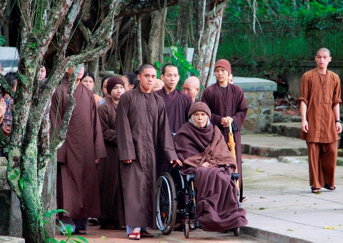 Thiền[-]sư[-]Thích[-]Nhất[-]Hạnh[-]thiền[-]hành[-]cùng[-]phật[-]tử