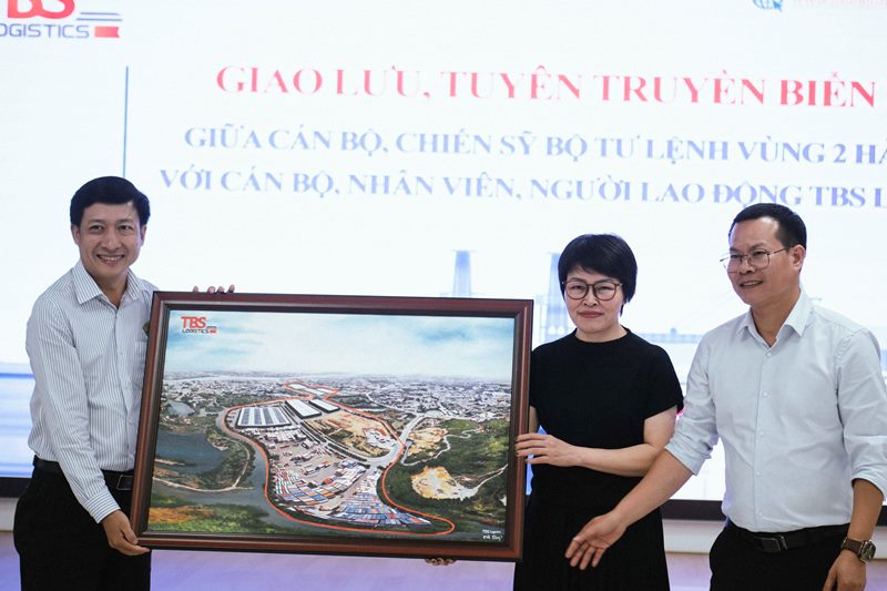 Hội[-]BVTN&MT[-]TPHCM[-]cùng[-]cán[-]bô[-]chiến[-]sĩ[-]vùng[-]2[-]Hải[-]Quân[-]thăm[-]và[-]trồng[-]cây[-]tại[-]Tập[-]đoàn[-]TBS
