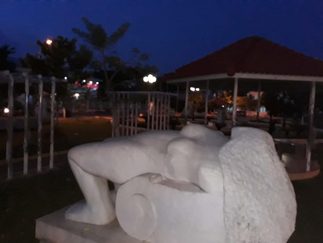Di[-]dời[-]tượng[-]phụ[-]nữ[-]lõa[-]thể[-]khỏi[-]khu[-]vực[-]gần[-]Miếu[-]Bà[-]Chúa[-]Xứ