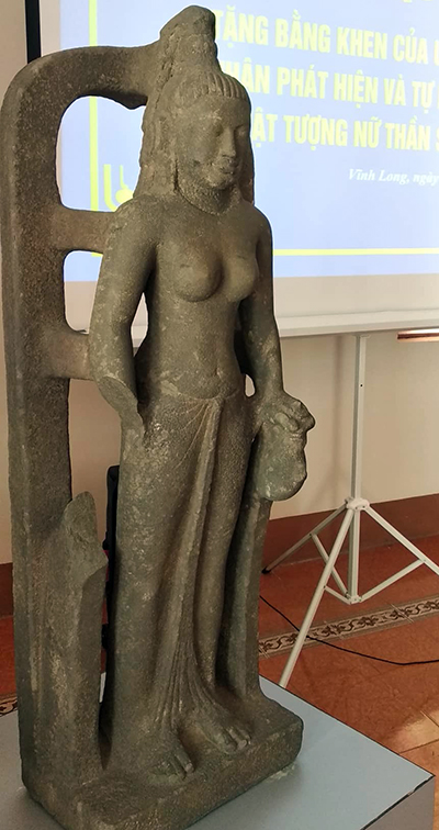 Người[-]dân[-]vớt[-]được[-]tượng[-]nữ[-]thần[-]trị[-]giá[-]7,5[-]tỷ[-]đồng[-]dưới[-]sông[-]Cổ[-]Chiên