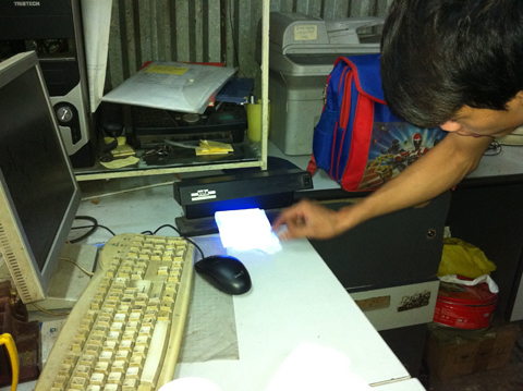 Soi[-]giấy[-]dưới[-]ánh[-]đèn[-]tia[-]cực[-]tím.