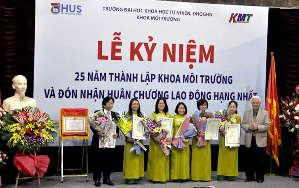 Một[-]Chi[-]Hội[-]của[-]Hội[-]BVTN&MT[-]Việt[-]Nam[-]được[-]Chủ[-]tịch[-]nước[-]trao[-]tặng[-]Huân[-]chương[-]Lao[-]động[-]hạng[-]Nhất