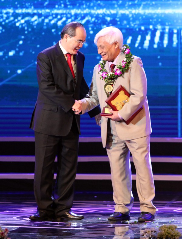 Chủ[-]tịch[-]Hội[-]Bảo[-]vệ[-]TN&MT[-]Việt[-]Nam[-]được[-]trao[-]giải[-]Nhân[-]tài[-]Đất[-]Việt