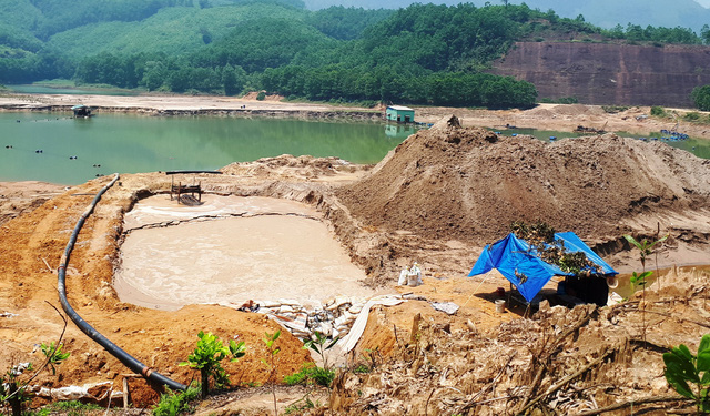 Hội[-]nghị[-]chủ[-]nợ[-]đồng[-]ý[-]phá[-]sản[-]công[-]ty[-]vàng[-]Bồng[-]Miêu