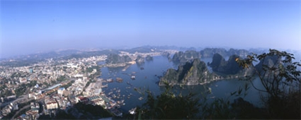 Vịnh[-]Hạ[-]Long:[-]Di[-]sản[-]thế[-]giới,[-]doanh[-]thu[-]“ao[-]làng”