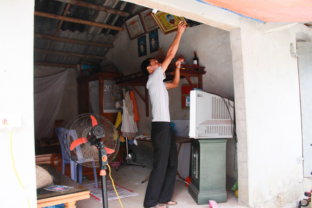 Chủ[-]tịch[-]huyện[-]bỏ[-]đối[-]thoại[-]với[-]dân[-]khi[-]"phát[-]hiện"[-]có[-]báo[-]chí