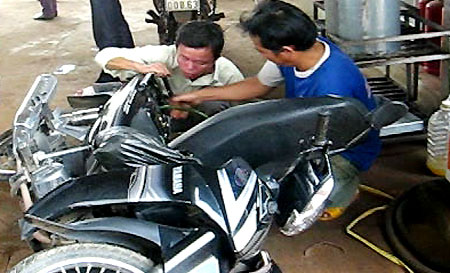 Nhiều[-]người[-]đến[-]bắt[-]đền[-]cây[-]xăng[-]vì[-]xe[-]bị[-]chết[-]máy[-]do[-]đổ[-]phải[-]xăng[-]pha[-]nước.[-]Ảnh:[-]Tùy[-]Phong.