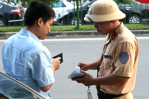 Phát[-]hoảng[-]với[-]4[-]kiểu[-]‘ngồi[-]trên[-]trời’[-]làm[-]luật[-]ở[-]VN