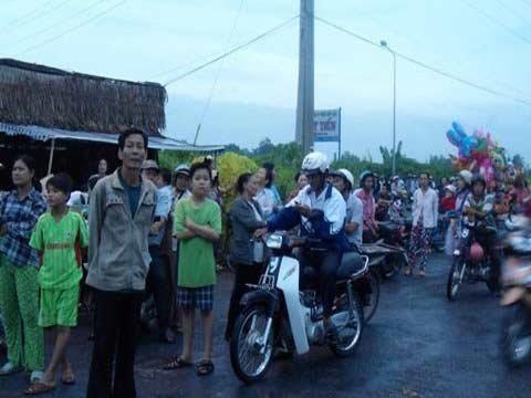 Người[-]kéo[-]đến[-]xem[-]đàn[-]chim[-]én[-](Ảnh:[-]Chấn[-]Phong).