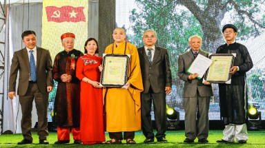  Người dân Cự Đà hồ hởi đón mừng Cây Di sản