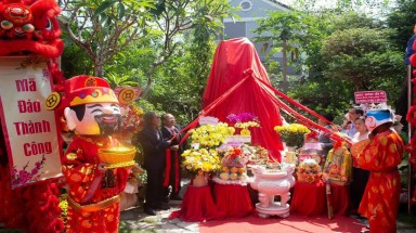  Lễ dâng hương và an tượng Y tổ Hải Thượng Lãn Ông Lê Hữu Trác nhân kỷ niệm Ngày Thầy thuốc Việt Nam 27/2.