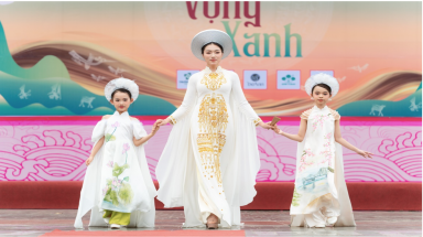  Nhà thiết kế Yến Ngô lan tỏa thông điệp bảo vệ môi trường trong gala "Khát vọng xanh" ở Đền Hùng