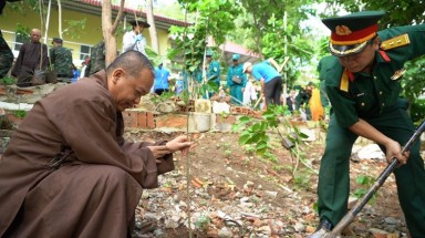  Lực lượng vũ trang tỉnh Bà Rịa-Vũng Tàu đồng hành cùng các tôn giáo trồng cây gây rừng