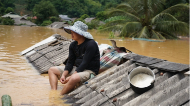  15 phút nước lũ đã dâng tới cổ, người dân dỡ nóc nhà kêu cứu