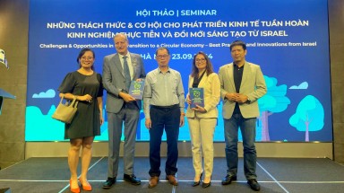 Lãnh đạo VACNE tham dự Hội thảo và tặng sách cho Đại sứ quán Israel