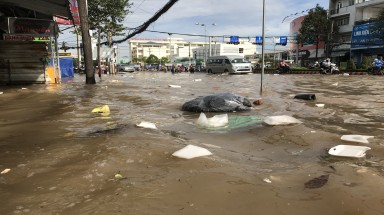  Cần Thơ: Xử lý nghiêm việc vứt rác bừa bãi ảnh hưởng thoát nước khi triều cường