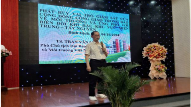  Lãnh đạo của VACNE giảng bài tại Hội nghị tập huấn cho cộng đồng Công giáo về bảo vệ môi trường và ứng phó với biến đổi khí hậu