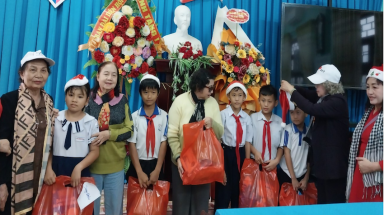 Quỹ từ thiện Từ Tâm cùng Câu lạc bộ Nữ doanh nhân huyện Tây Sơn tặng quà cho học sinh có hoàn cảnh khó khăn 